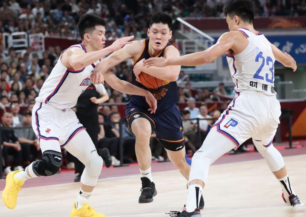 华东联赛冠军之争激烈进行，双方胜负难料