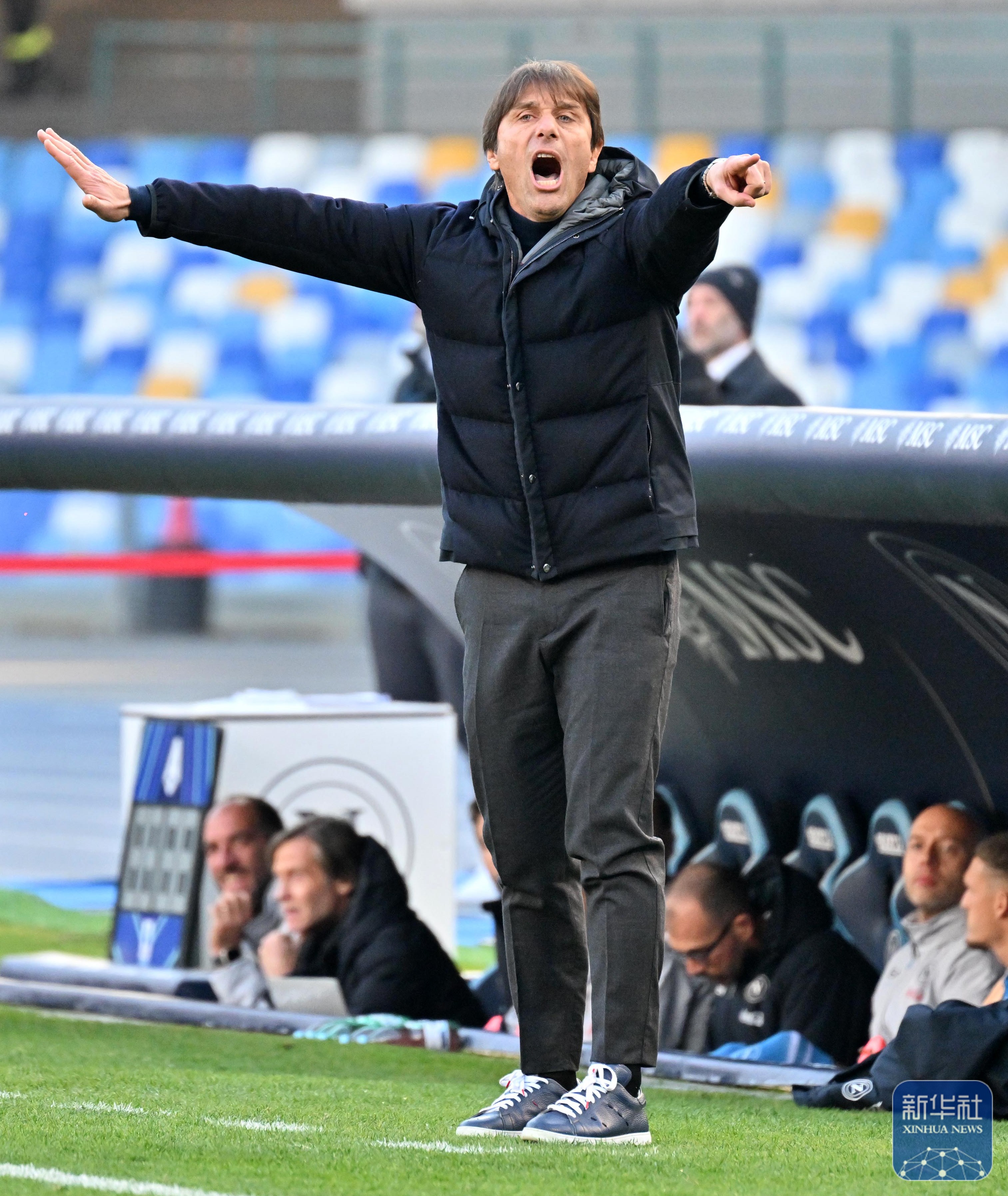 那不勒斯球员脚下技术出色,助球队轻松取胜的简单介绍 那不勒斯球员脚下技术出色,助球队轻松取胜的简单介绍