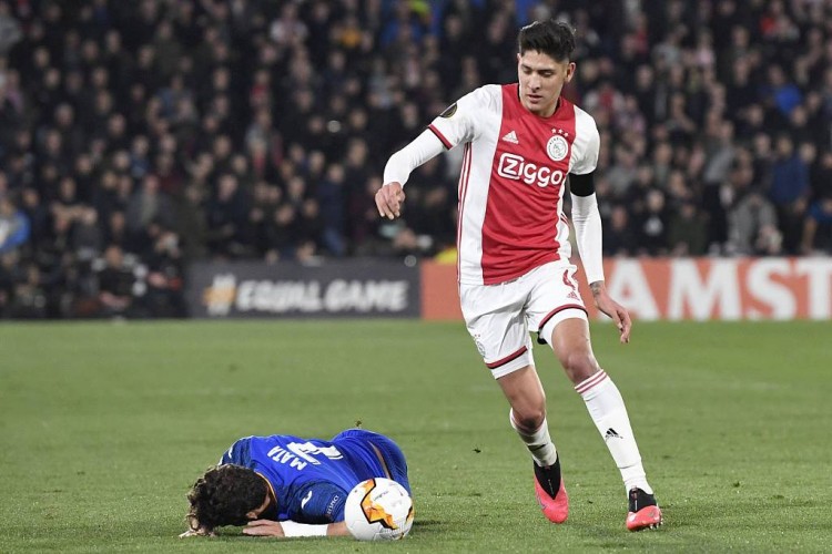 包含埃瓦尔逆转胜利，重返保级希望的词条