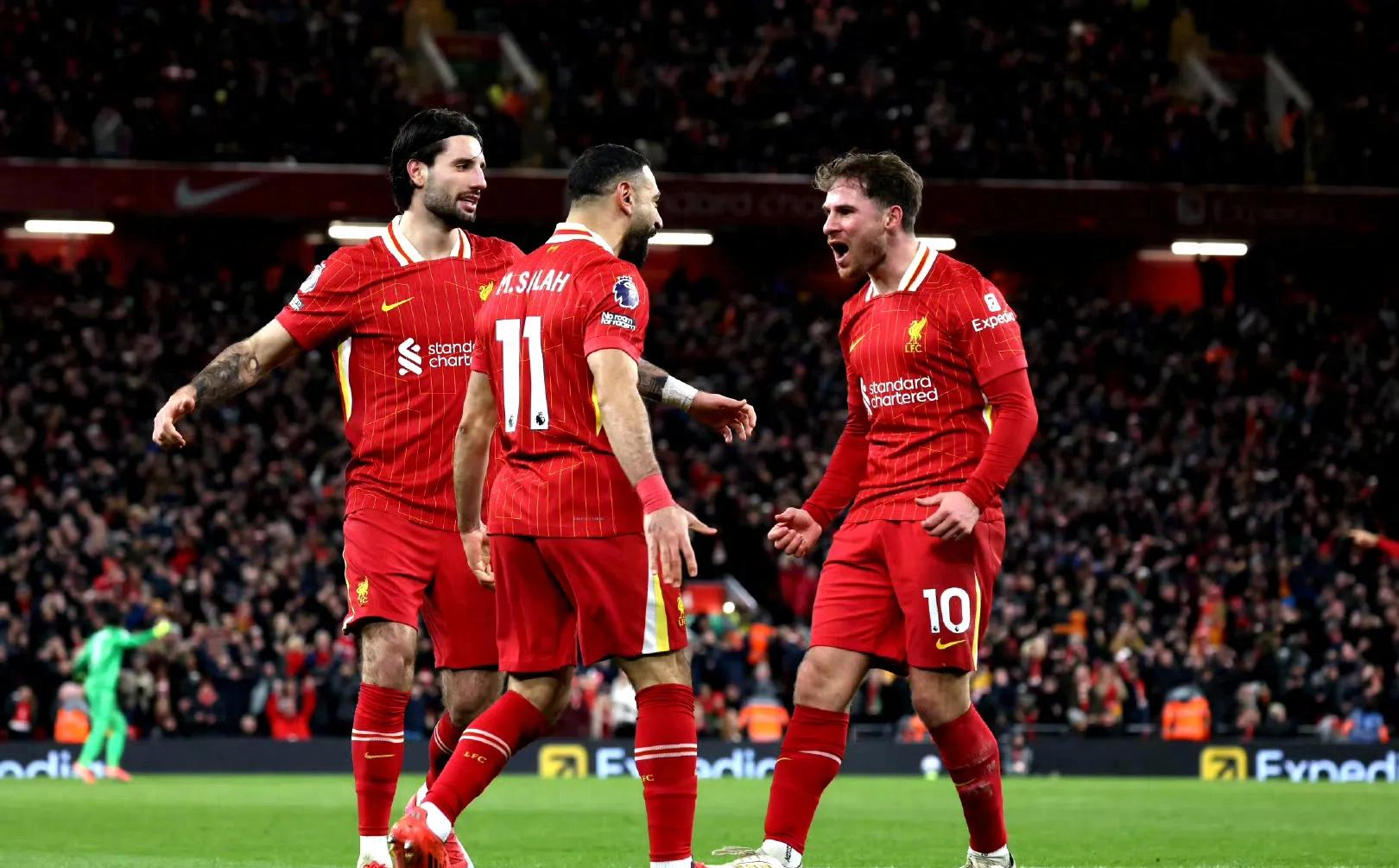 利物浦主场取胜，追赶领先者