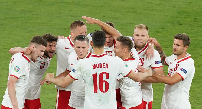 斯洛伐克逆袭成功,小组晋级形势向好 斯洛伐克逆袭成功,小组晋级形势向好