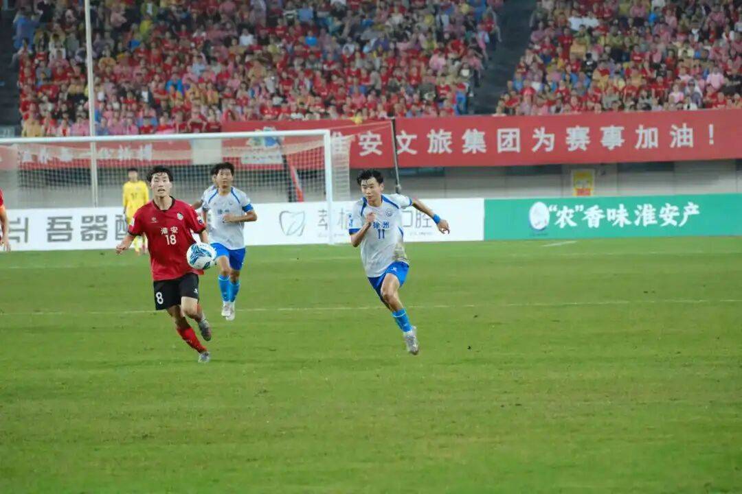 喜怒哀乐赛场演绎，球员奋勇拼搏向胜利冲刺的简单介绍