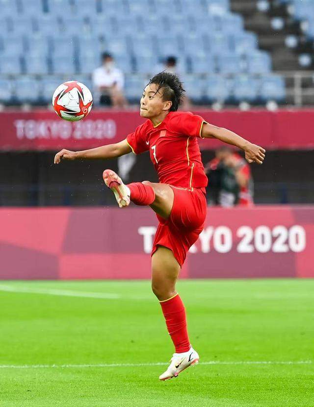 中国女足队员用汗水谱写胜利赞歌，夺得亚洲杯冠军