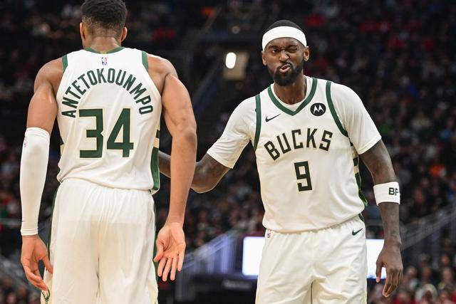 包含雄鹿队完胜对手，领袖球员狂砍30+得分的词条