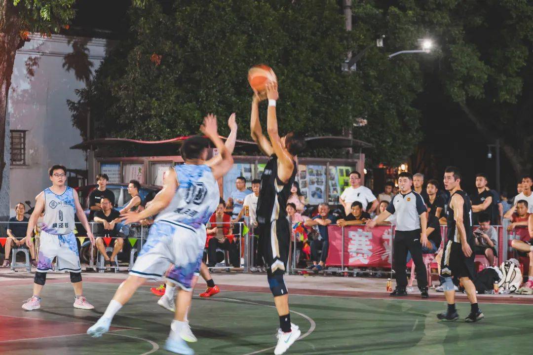队员们球技纷呈，各显神通，篮球比赛现场热闹非凡