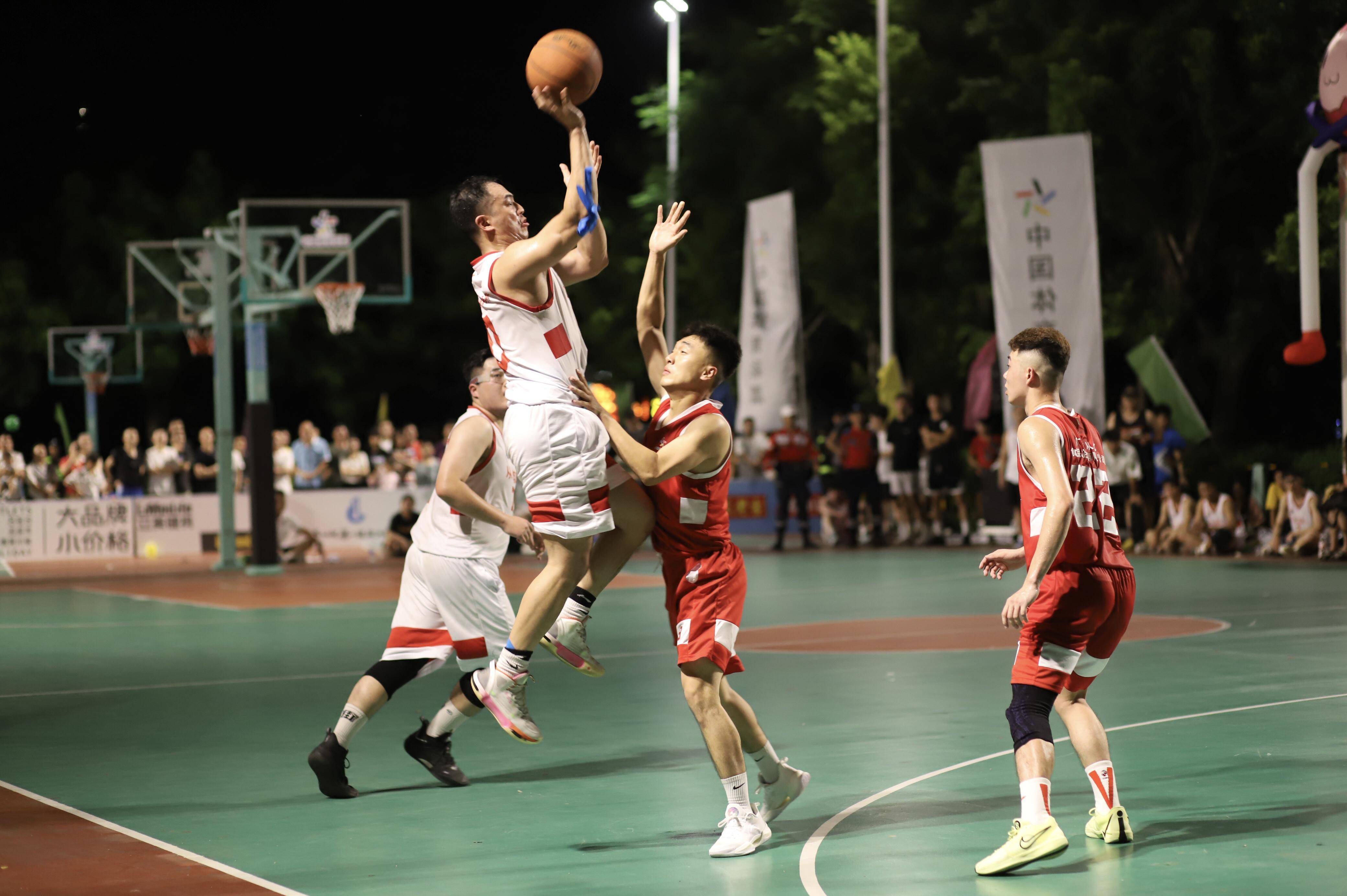 队员们球技纷呈，各显神通，篮球比赛现场热闹非凡