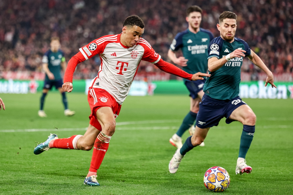 包含拜仁慕尼黑在欧冠比赛中获胜，晋级下一轮的词条