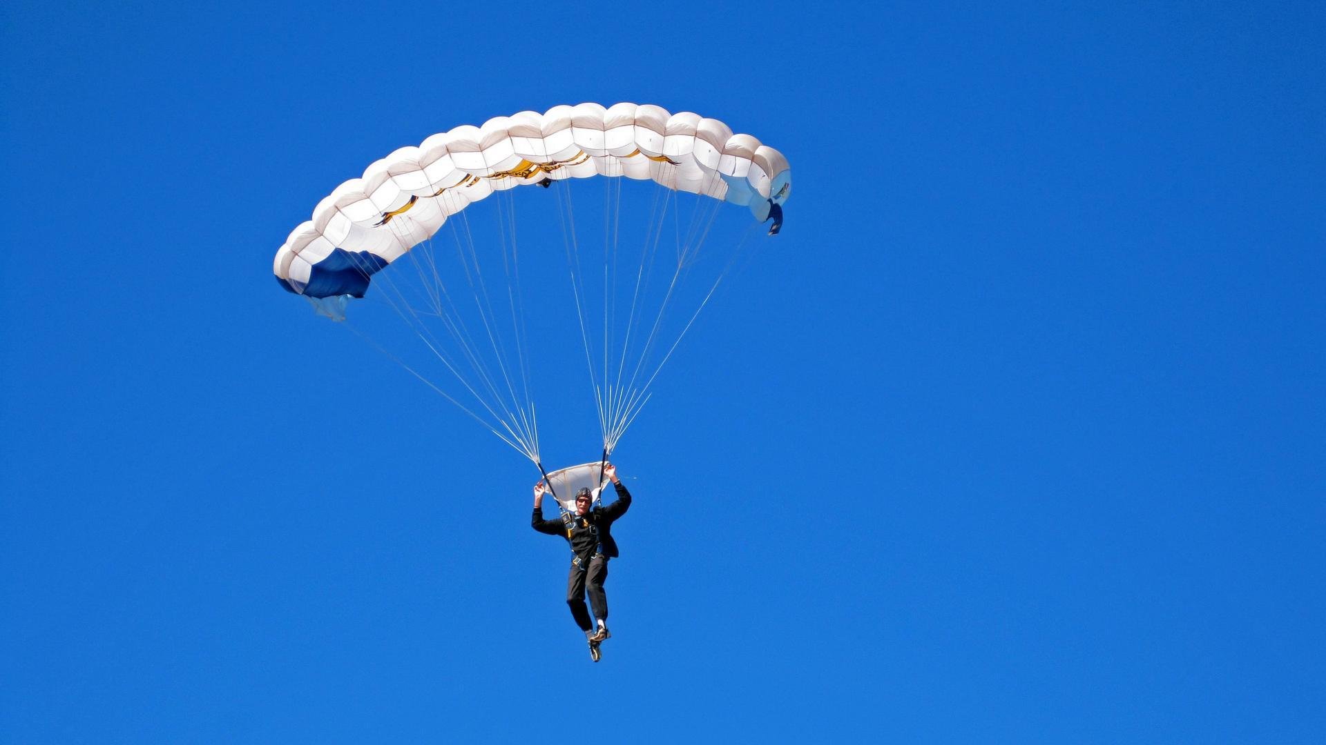 银石奇迹，塞恩斯一停制胜，索伯力克马丁诠释F1的不可预测之美